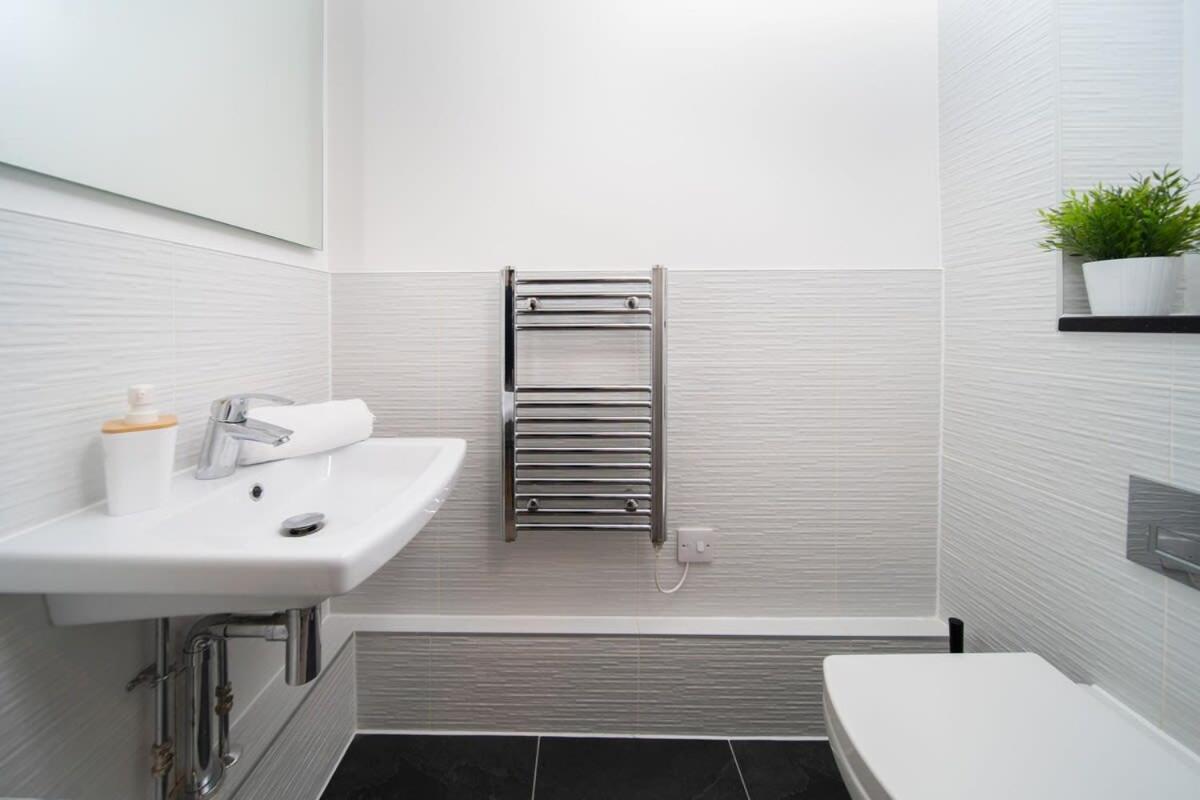 Deluxe Apartment Near Cabot Circus W Parking Sleeps 5 Bristol Kültér fotó