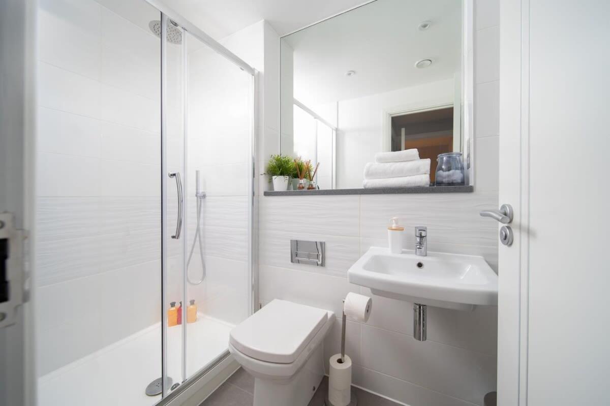 Deluxe Apartment Near Cabot Circus W Parking Sleeps 5 Bristol Kültér fotó